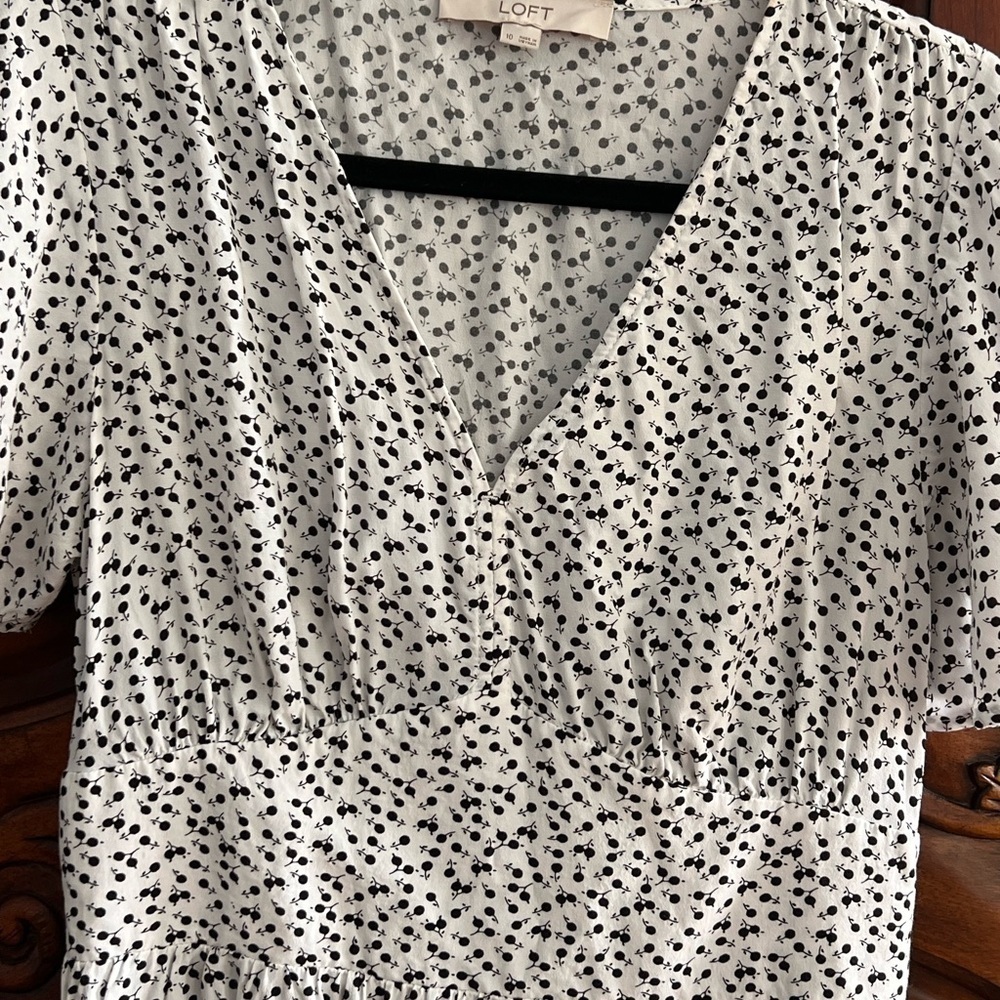 LOFT floral flutter V neck pocket dress- size 10 - Picture 6 of 8